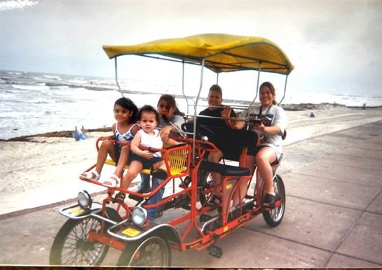 Linda Barron de Alfaro - Photo 3